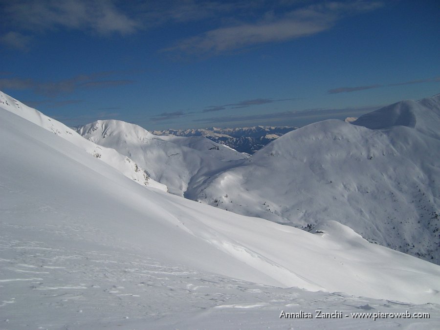 12 Sguardo verso la Valle Seriana.JPG